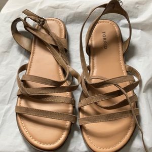 Very cute sandals.